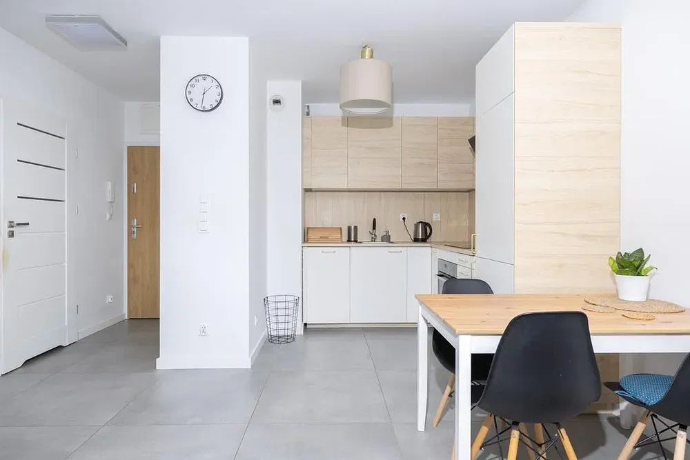 Küche; küchengeräte, holzboden, tageslicht, moderner stil