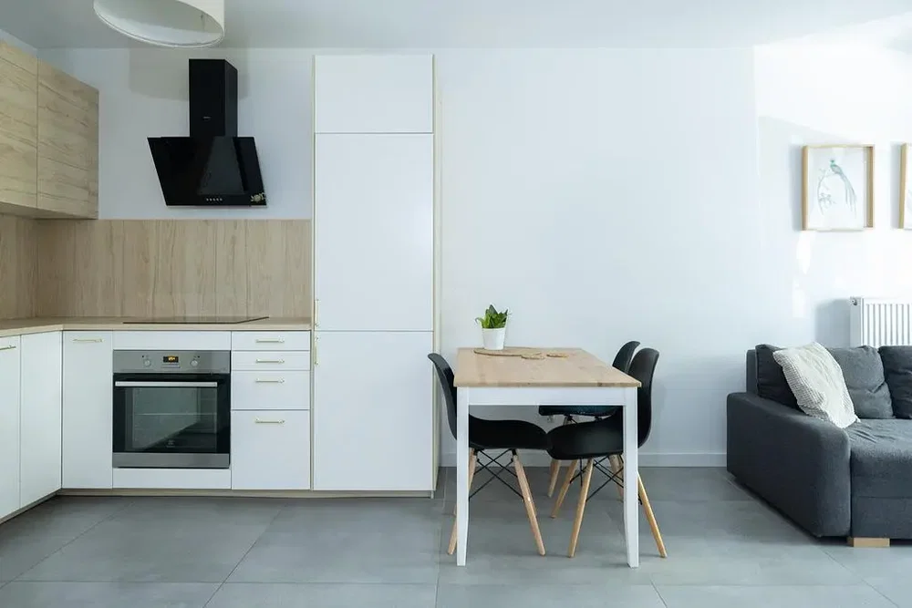 Küche; küchengeräte, fliesenboden, tageslicht, moderner stil