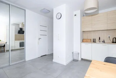 Küche; küchengeräte, fliesenboden, tageslicht, moderner stil