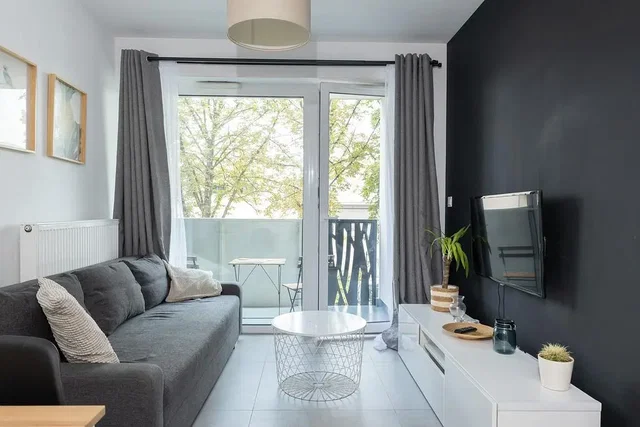 Wohnzimmer; tageslicht, moderner stil, holzboden