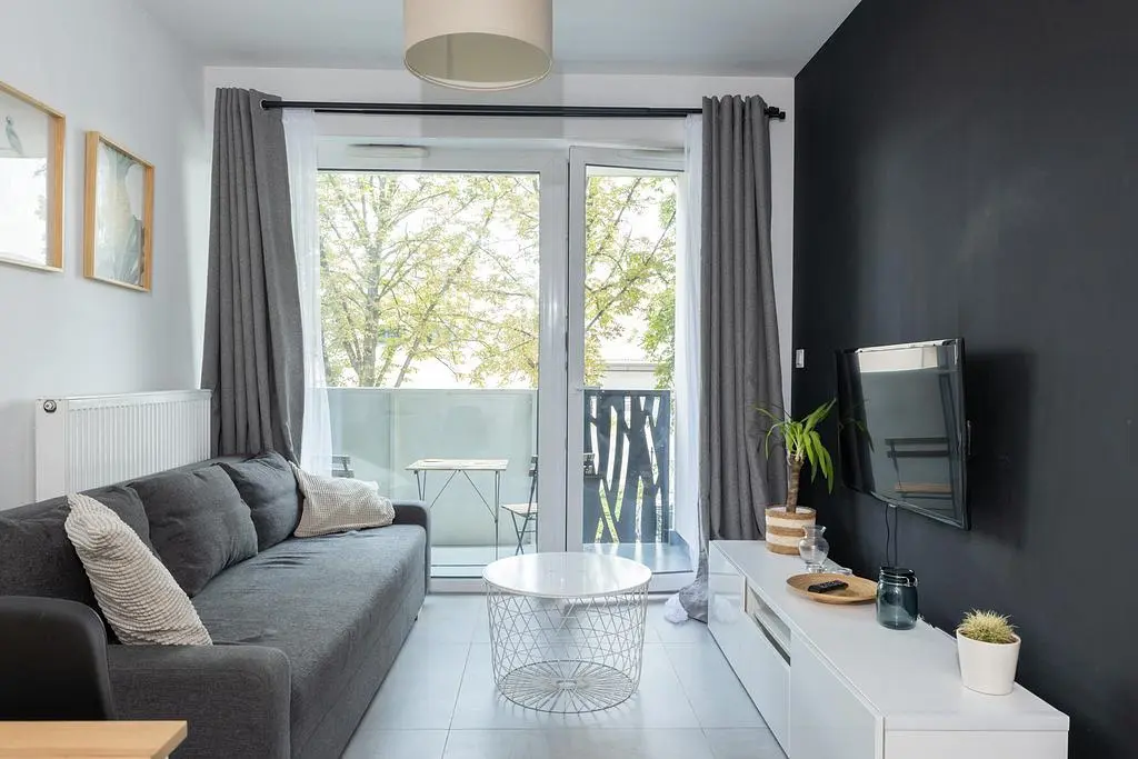 Wohnzimmer; tageslicht, moderner stil, holzboden
