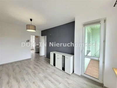 Wohnzimmer; holzboden, tageslicht, renoviert