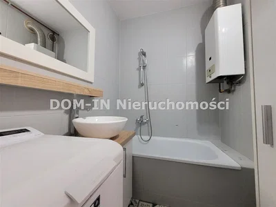 Toilette; fliesenboden, warmwasserbereiter