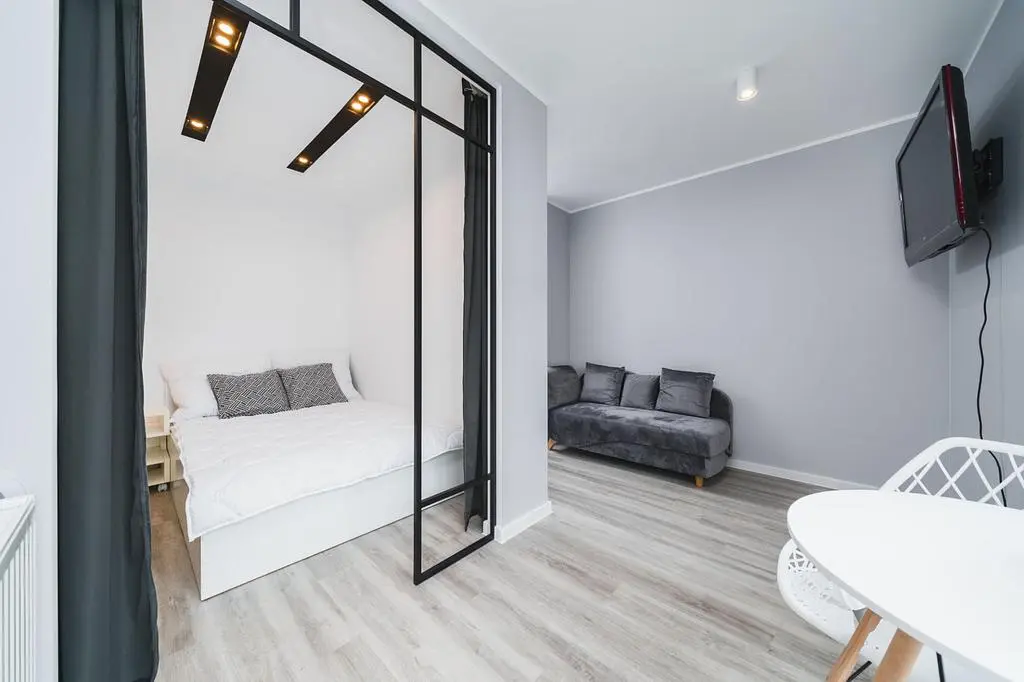 Schlafzimmer; tageslicht, fliesenboden, moderner stil