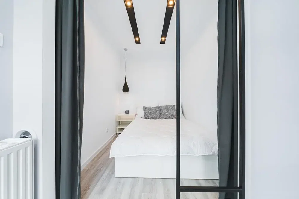 Schlafzimmer; holzboden, tageslicht