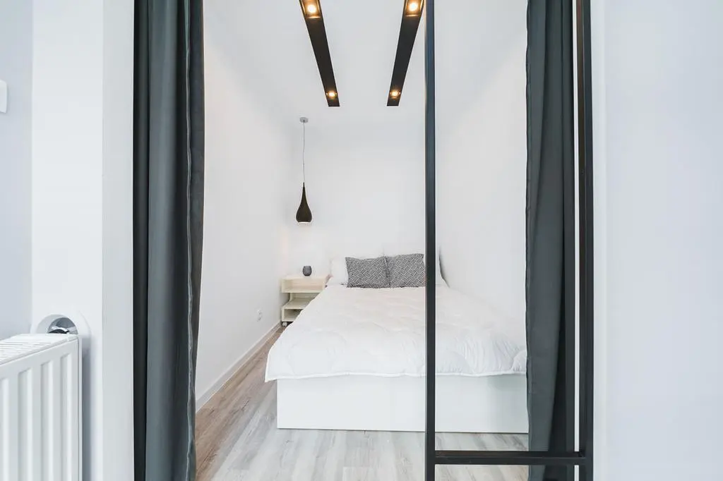 Schlafzimmer; holzboden, tageslicht