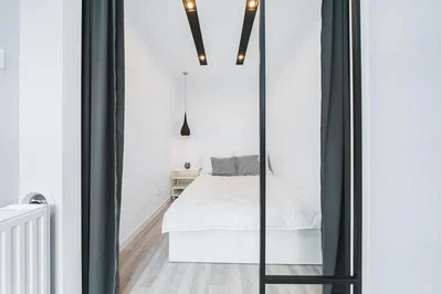 Schlafzimmer; holzboden, tageslicht