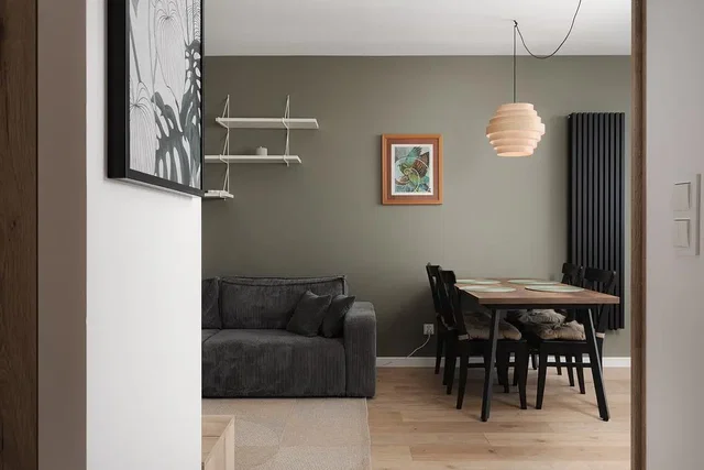 Wohnzimmer; moderner stil, holzboden, tageslicht