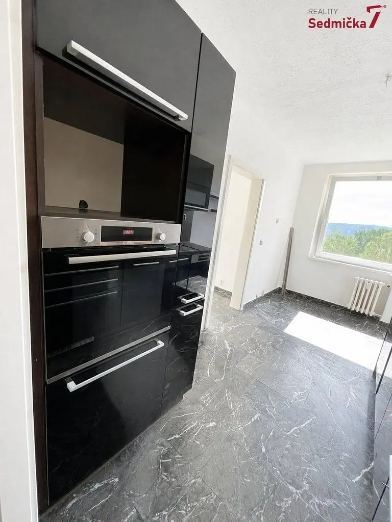 Kuhinja; kućanski aparati, pločice, prirodna svjetlost, pogled