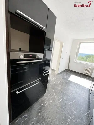 Kuhinja; kućanski aparati, pločice, prirodna svjetlost, pogled