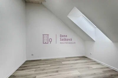 Dětský pokoj; dřevěná podlaha, přirozené světlo