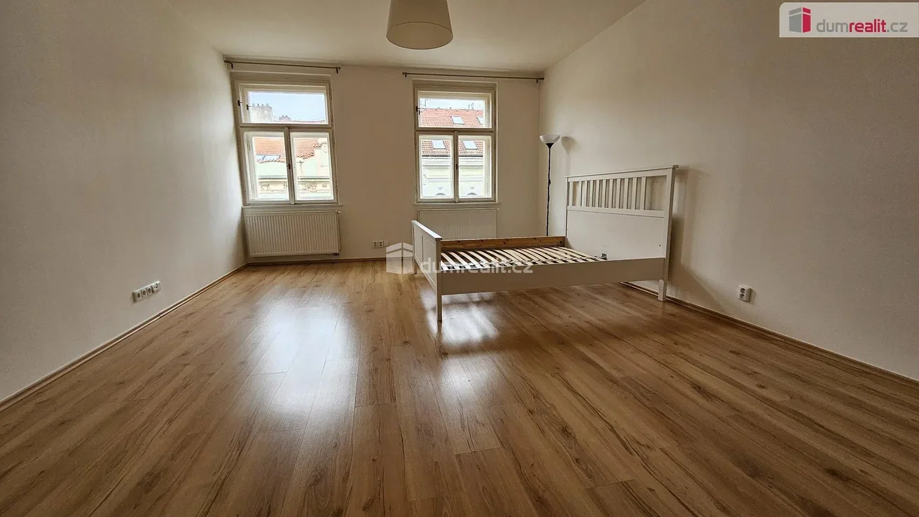 Schlafzimmer; holzboden, tageslicht