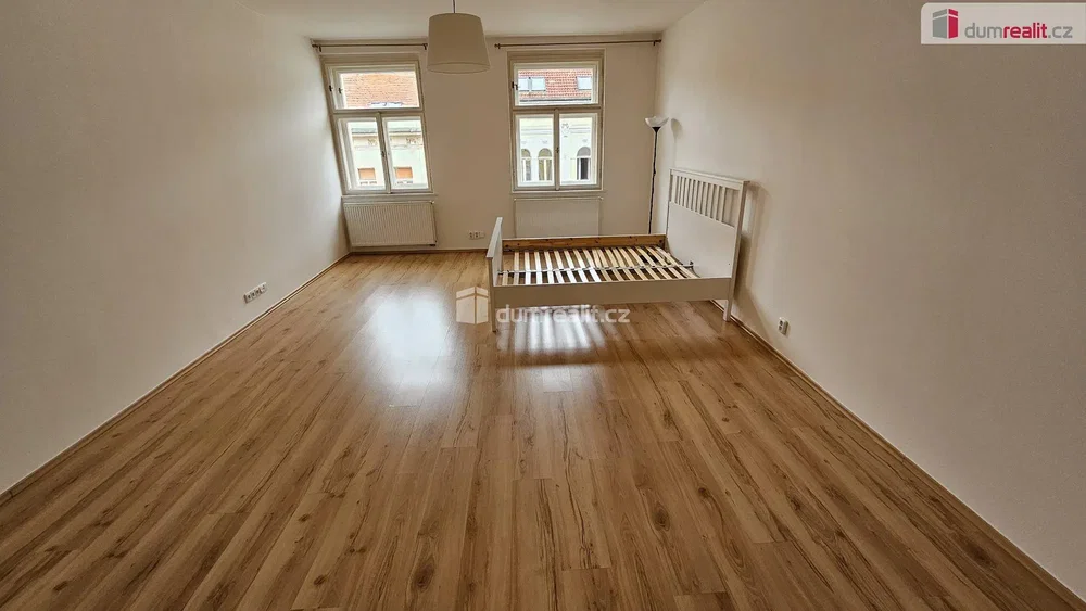 Schlafzimmer; holzboden, tageslicht