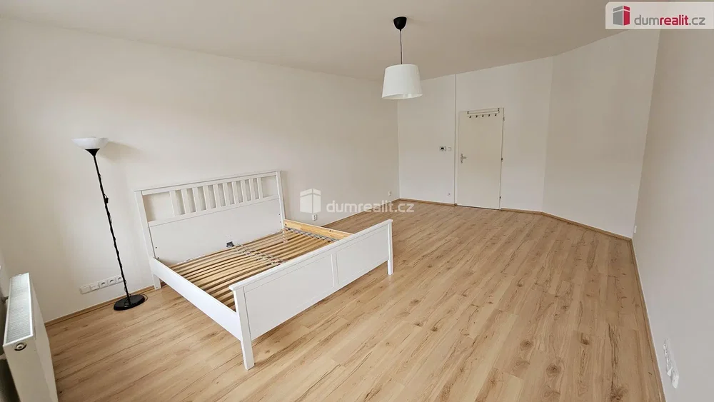 Schlafzimmer; holzboden, tageslicht