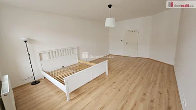Schlafzimmer; holzboden, tageslicht