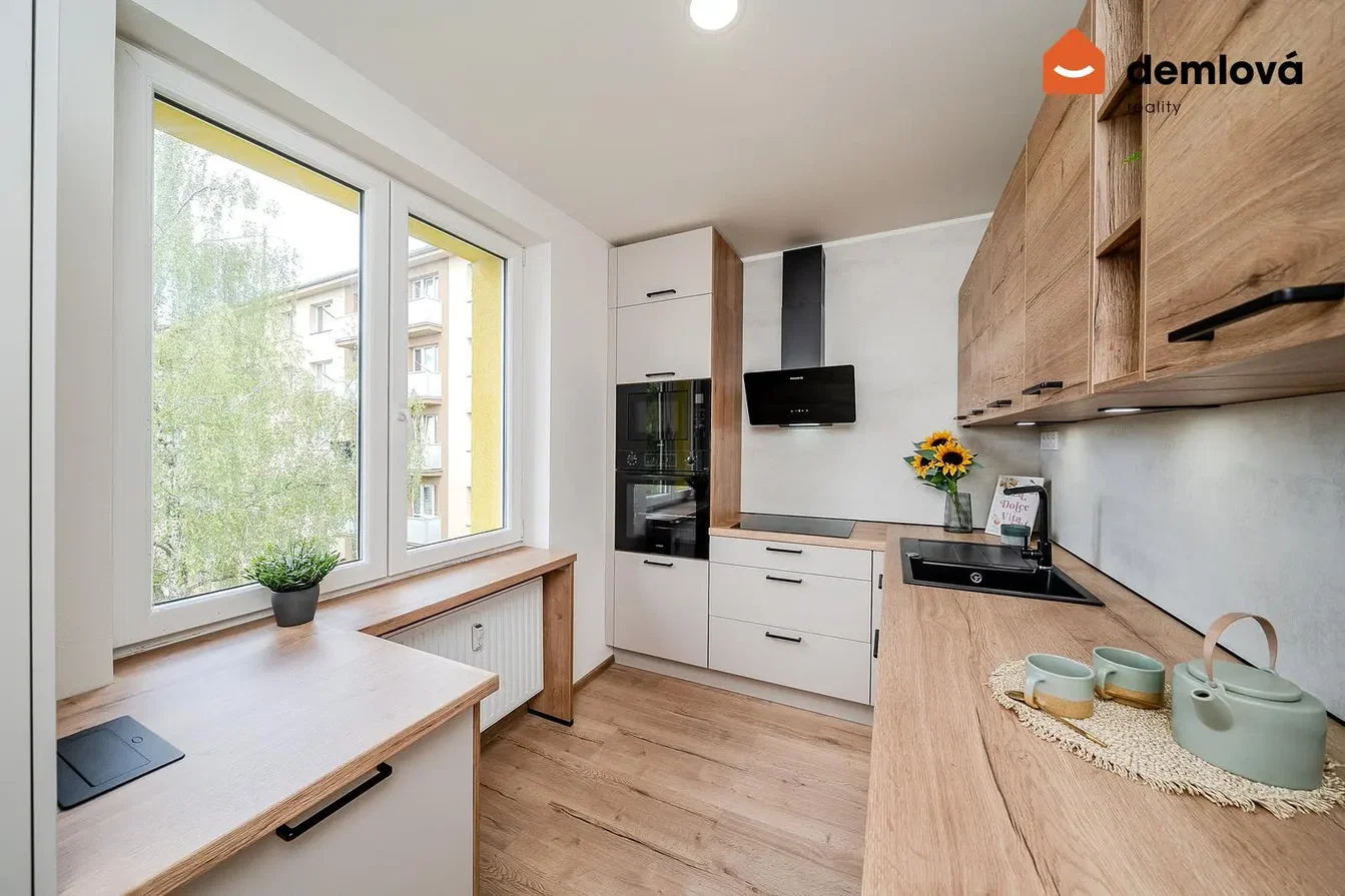 Cucina; elettrodomestici, pavimento in legno, luce naturale, stile moderno