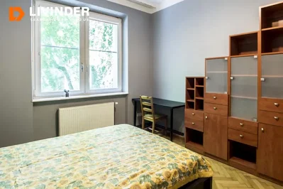 Spavaća soba; drveni pod, prirodno svjetlo