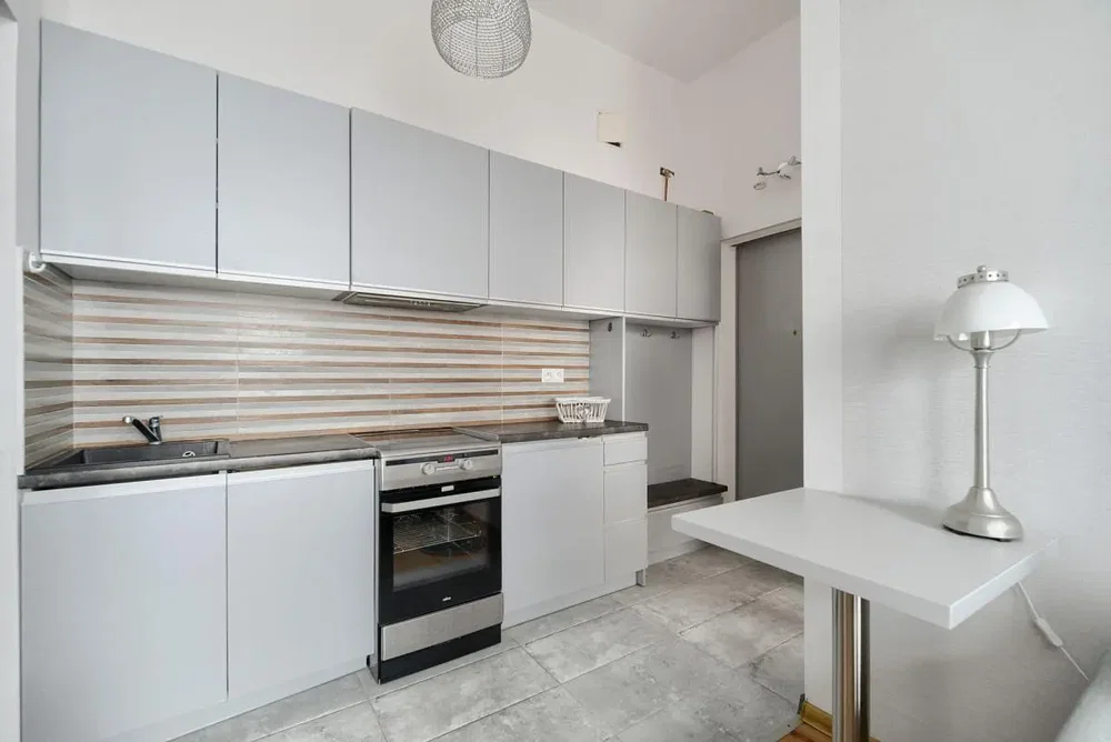 Cuisine; électroménager, carrelage, rénové, lumière naturelle