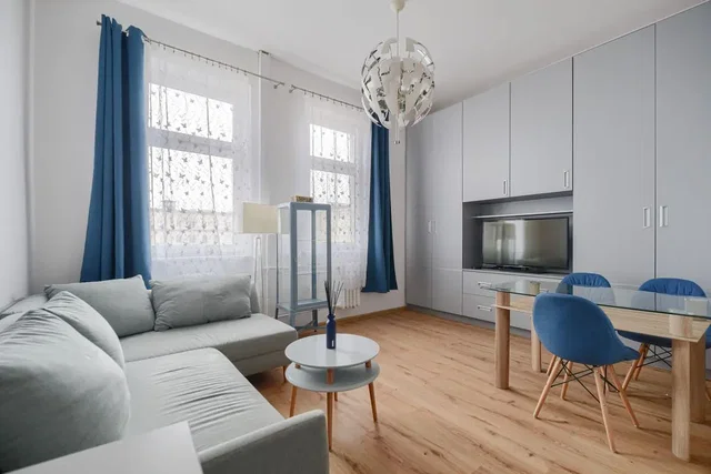 Soggiorno; luce naturale, pavimento in legno, stile moderno