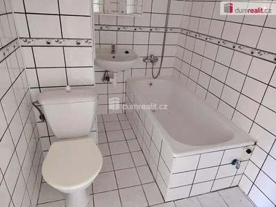 Toilette; fliesenboden, renoviert