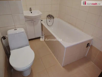 Badezimmer; fliesenboden, renovierungsbedürftig