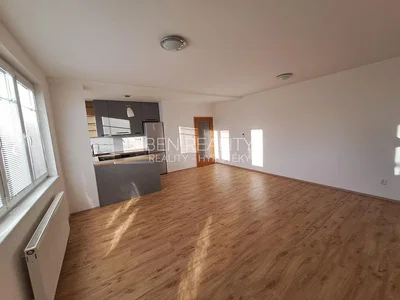 Obývací pokoj; dřevěná podlaha, přirozené světlo
