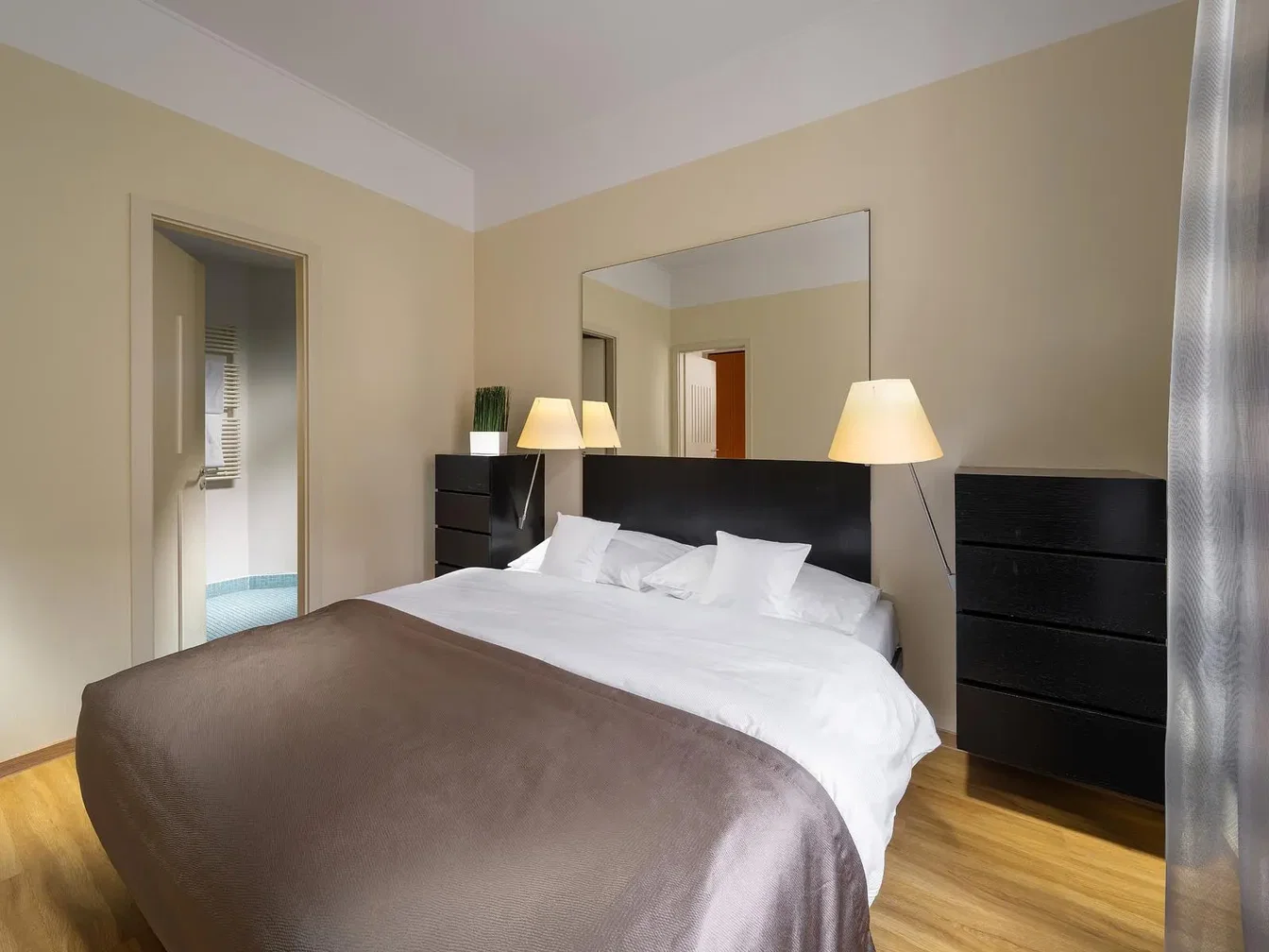 Schlafzimmer; holzboden, tageslicht