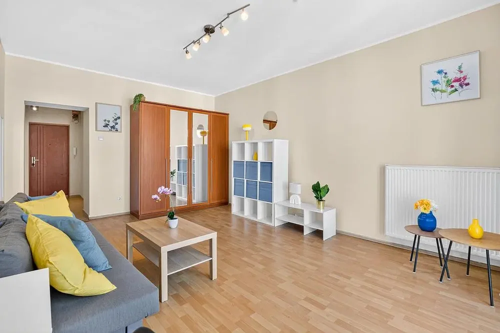 Salon; parquet, lumière naturelle, style moderne