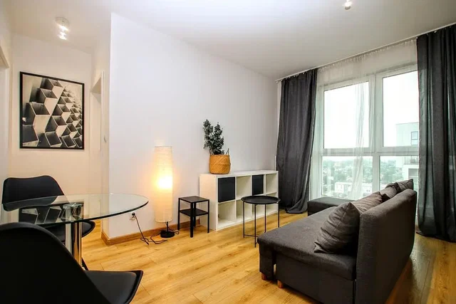 Obývací pokoj; dřevěná podlaha, přirozené světlo, moderní styl