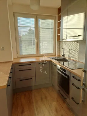 Kuchyně; kuchyňské spotřebiče, dřevěná podlaha, přirozené světlo, po rekonstrukci