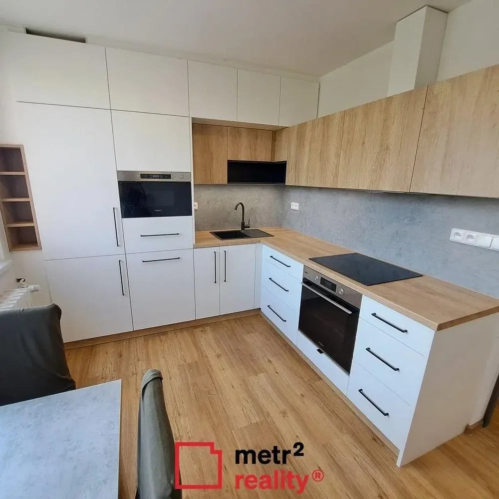 Кухиња; кухињски апарати, дрвени под, реновиран, природно светло