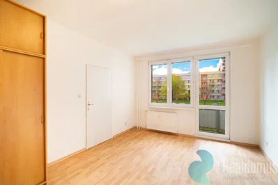 Spavaća soba; drveni pod, prirodna svjetlost, potrebna renovacija