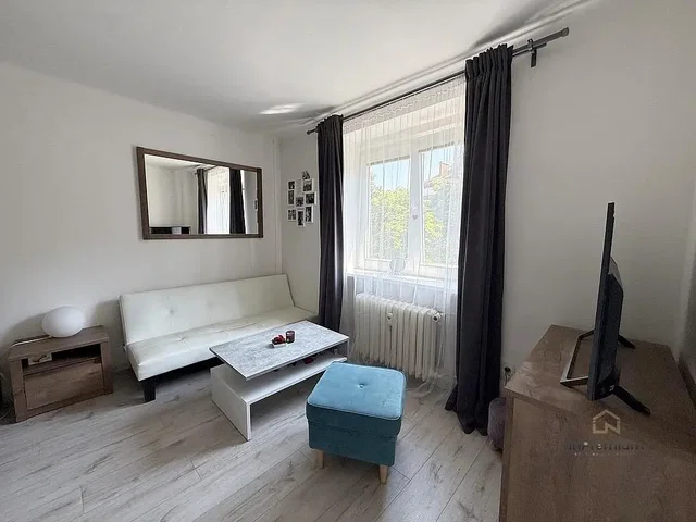 Σαλόνι; φυσικό φως, ξύλινο πάτωμα, μοντέρνο στυλ