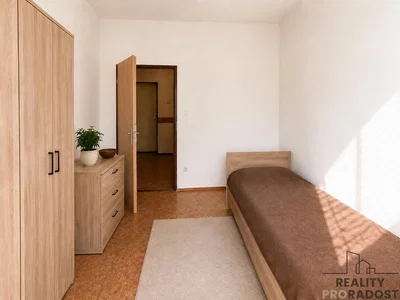 Schlafzimmer; holzboden, tageslicht, renoviert
