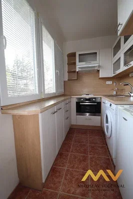 Kuhinja; kuhinjski aparati, pločice, prirodno svjetlo