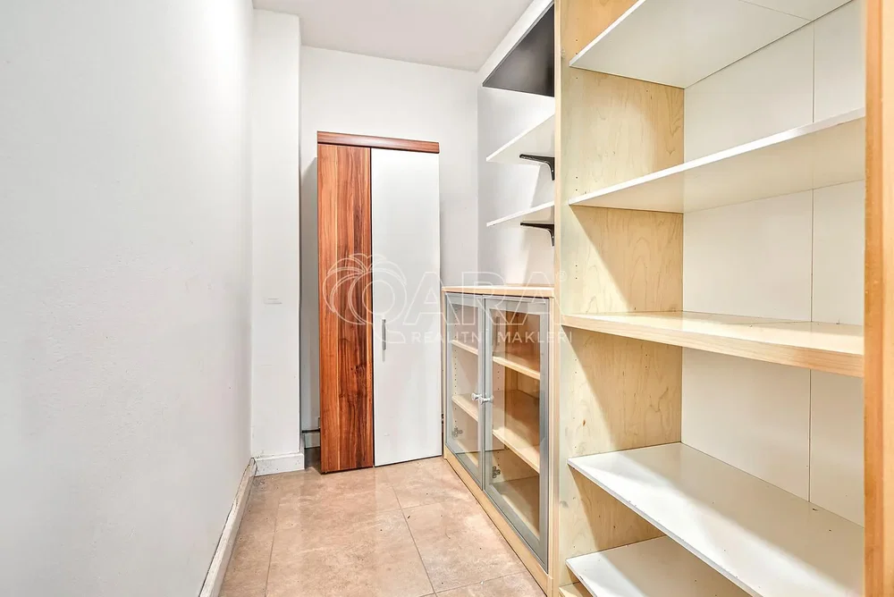 Garderobe; fliesenboden, holzbalken