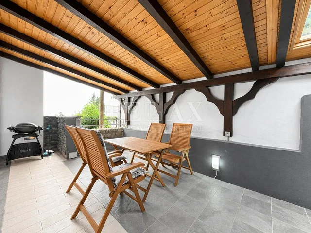 Terraço; vigas de madeira, chão de madeira, chão de azulejo, luz natural