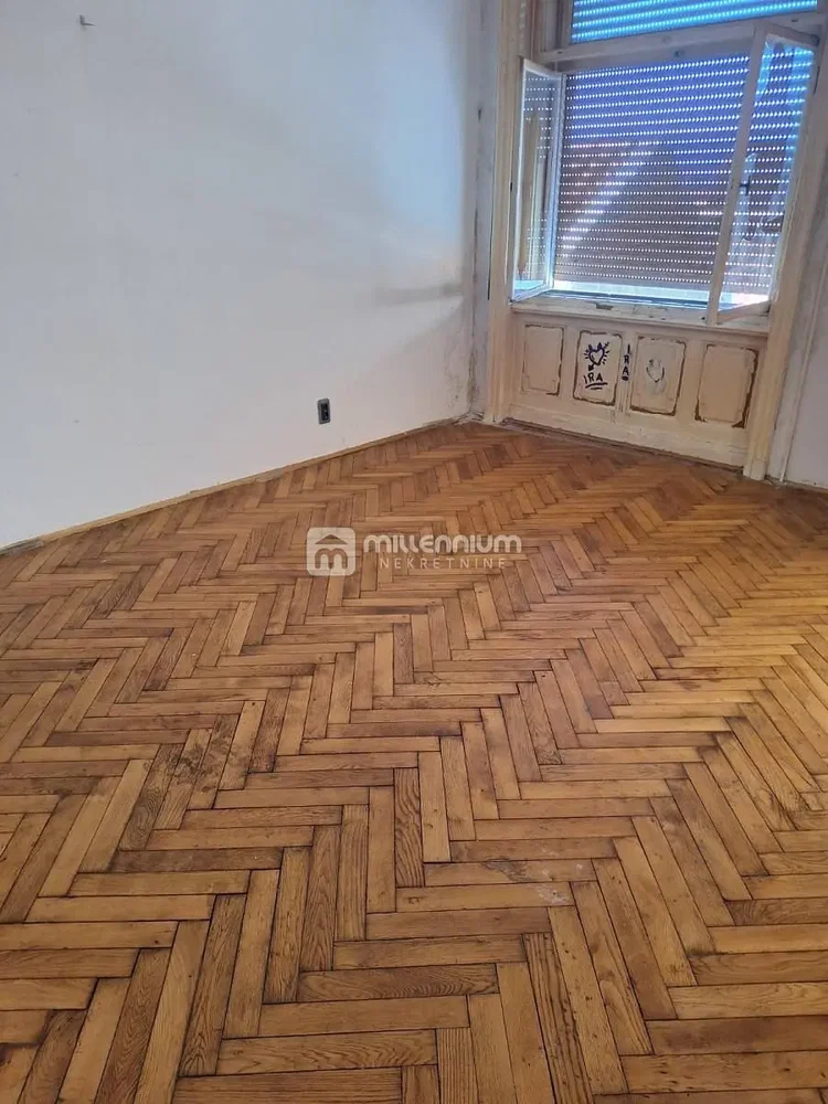 Sonstiges; holzboden, renovierungsbedürftig, tageslicht