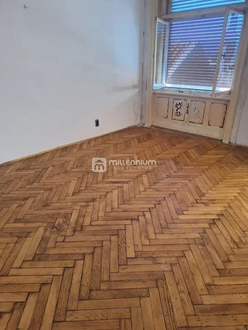 Outro; chão de madeira, precisa de renovação, luz natural
