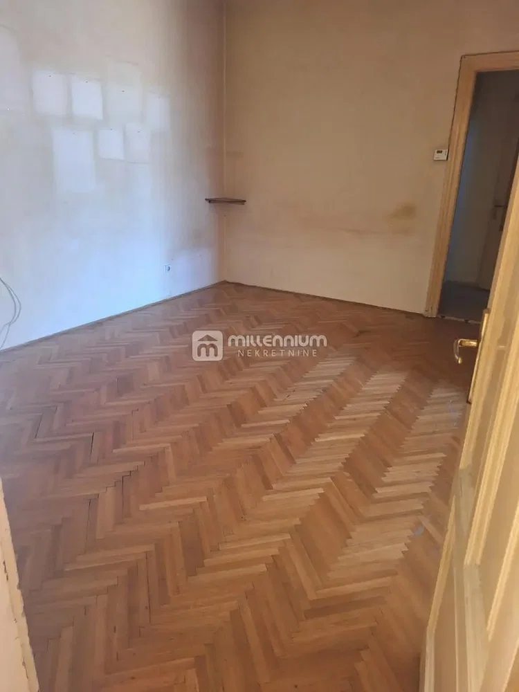 Sonstiges; holzboden, renovierungsbedürftig, tageslicht