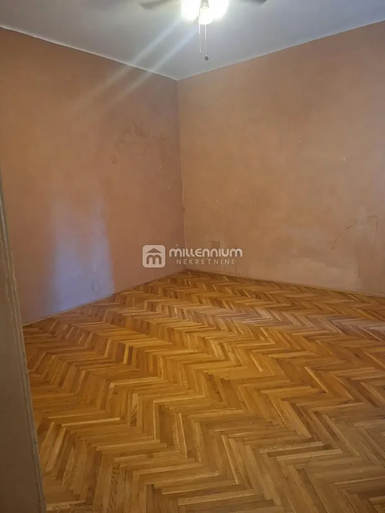 Sonstiges; holzboden, renovierungsbedürftig, tageslicht