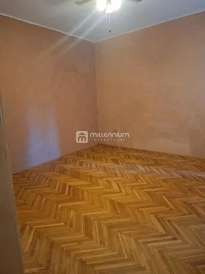 Sonstiges; holzboden, renovierungsbedürftig, tageslicht
