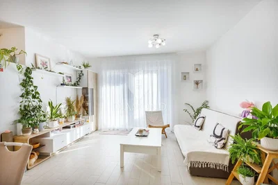 Wohnzimmer; tageslicht, moderner stil, holzboden