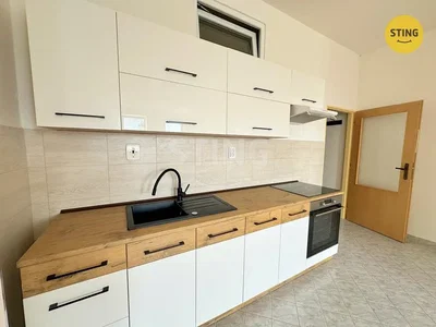 Keuken; keukenapparatuur, tegelvloer, gerenoveerd, natuurlijk licht