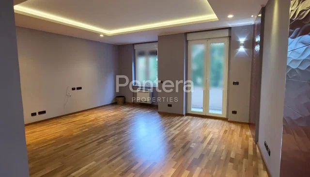 Sala de estar; chão de madeira, luz natural