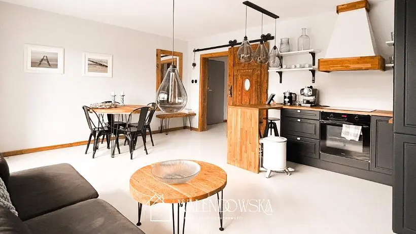 Wohnzimmer; küchengeräte, tageslicht, moderner stil, holzboden