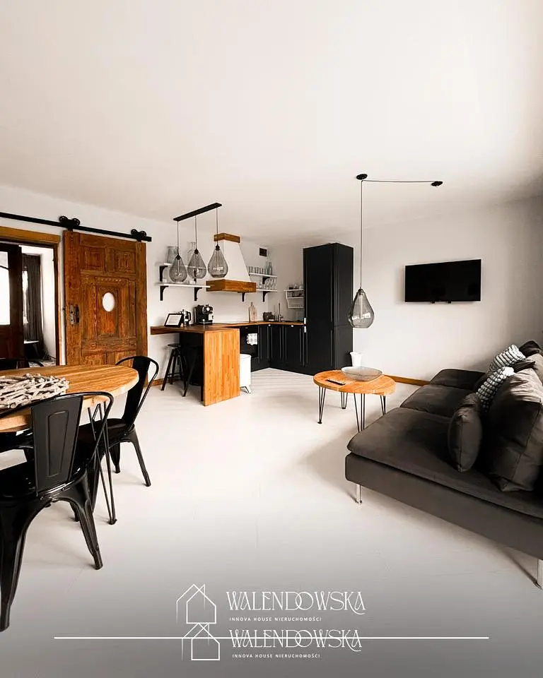 Wohnzimmer; tageslicht, moderner stil, holzboden