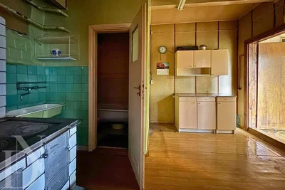 Küche; holzboden, renovierungsbedürftig, tageslicht