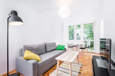 Wohnzimmer; tageslicht, holzboden, moderner stil