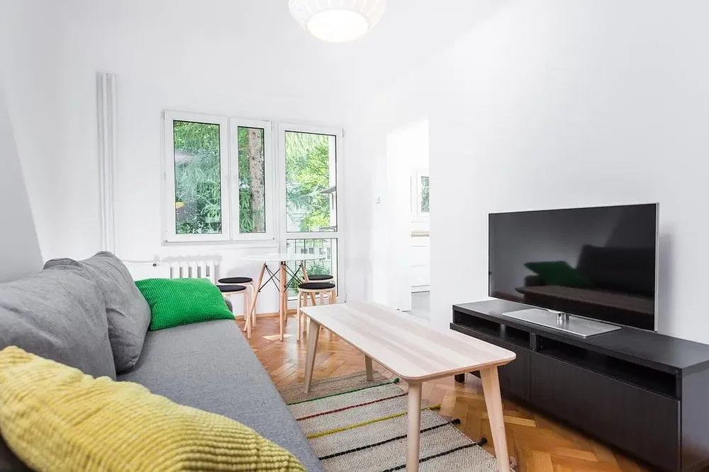 Wohnzimmer; holzboden, tageslicht, moderner stil